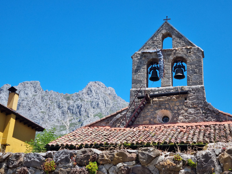 Pasada de Valdeon Church and Mountain