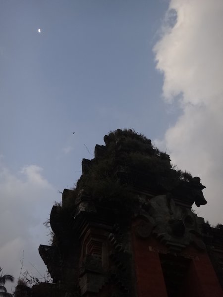 The kite, the moon and the temple