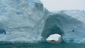 Grounded tabular iceberg