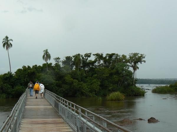 Walkway over Iguazú River to the Devil´s Throat Fall