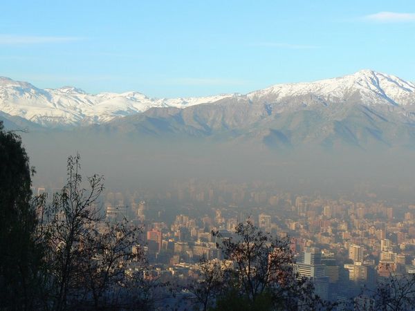 Santiago de Chile breathes (somehow) under its blanket of smog