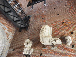 wall statues milan