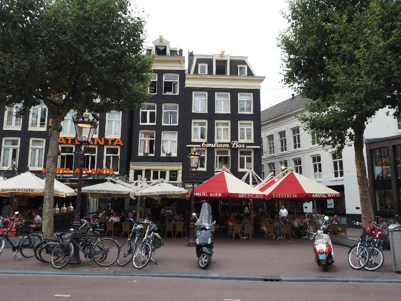 having a drink Rembrandts plein Amsterdam