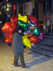 selling balloons in the freezing cold