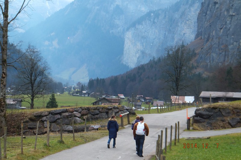 Walking up the Lauterbrunnen Valley