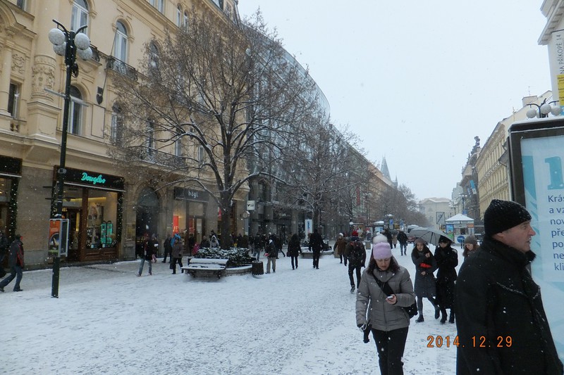Snow falling in Wensleslas Square