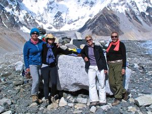 Everest Basecamp (5365m) Robbo and the Girls