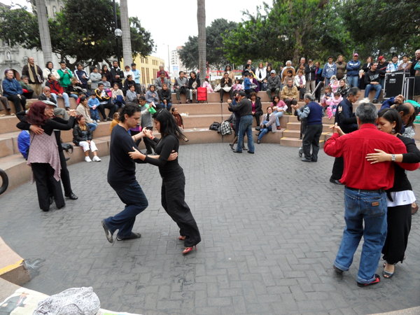 Local Tango in Parque Kennedy, Lima
