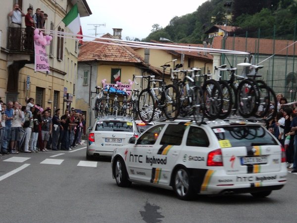Le Giro support vehicles