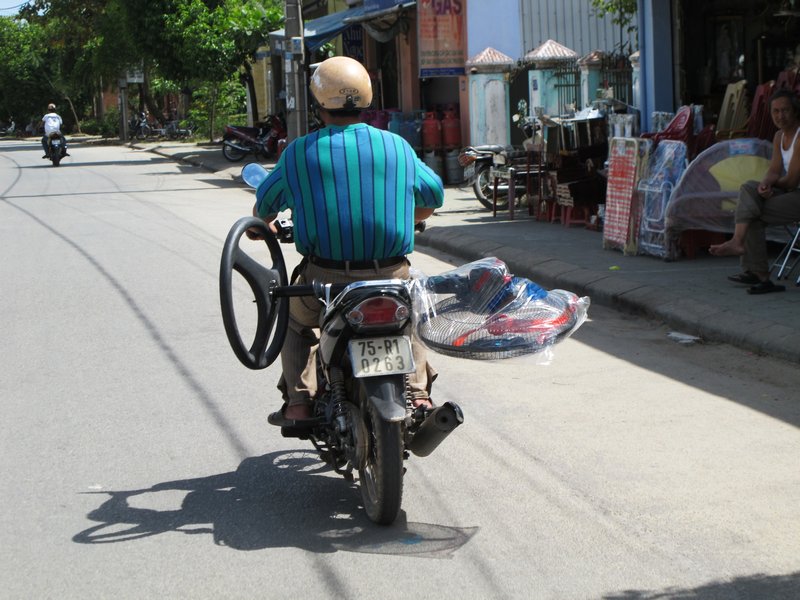 Carrying a fan | Photo