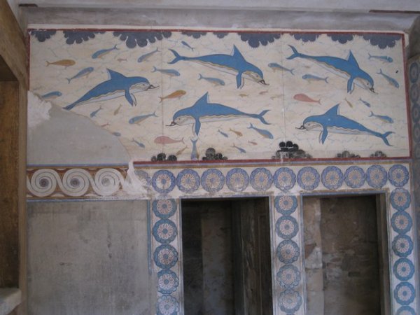 The  fresco of dolphins in the Queen's chamber
