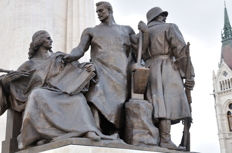 Figures on the War Memorial