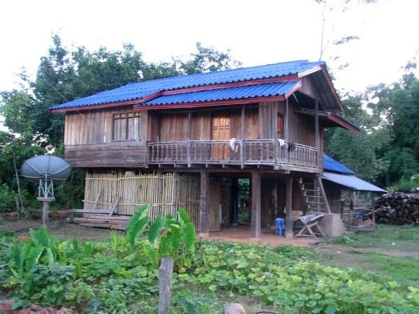 so sieht ein traditionelles Lao-Haus in einem Dorf aus