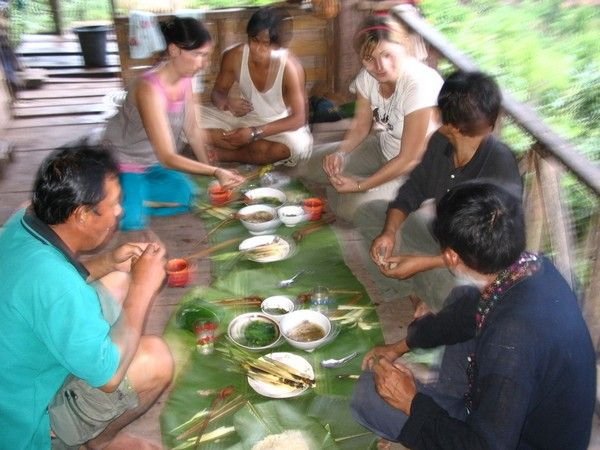 Gemeinsams Fruehstuck im Khmu-Dorf