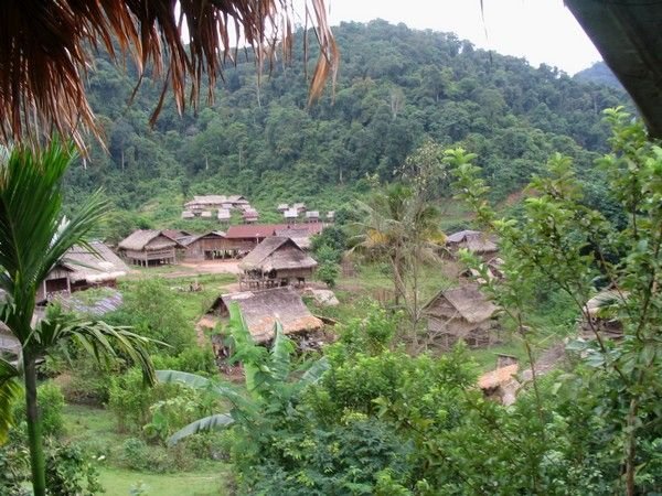 Blick von unserer Gastgeberhuette ueber das Khmu-Dorf