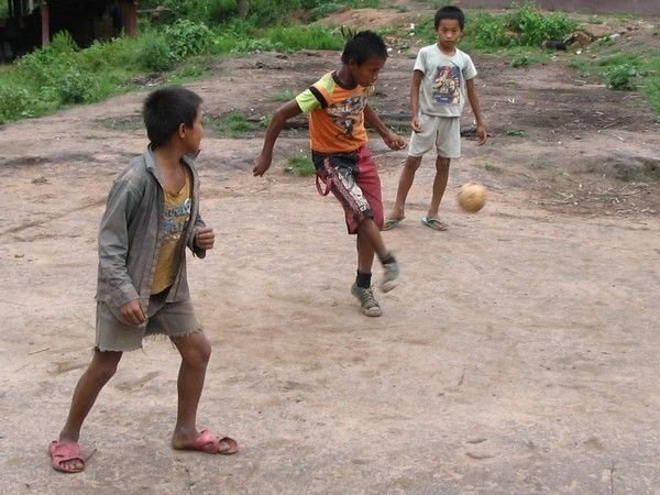 Kinder beim Rattanball-Spielen