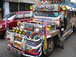 der Jeepney - oeffentliches Verkehrsmittel Nummer 1