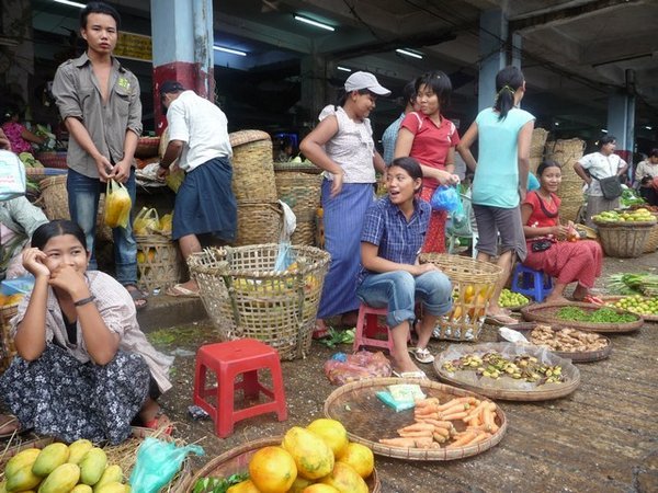 Taegliche Szene auf Ranguns Strassen