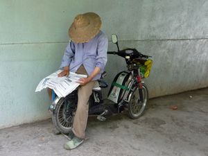 Mann mit Zeitung auf Moped :)