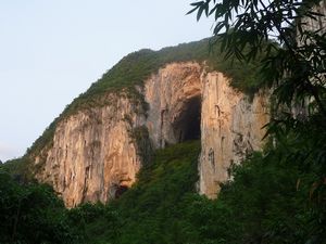 Chuanshang dong - "Cave over the bed"