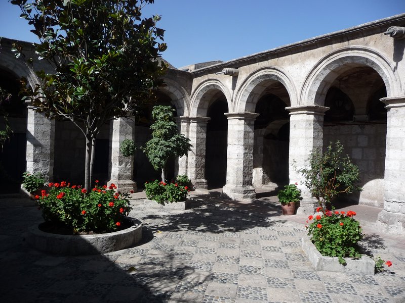 Kreuzgang im Kloster Santa Catalunia