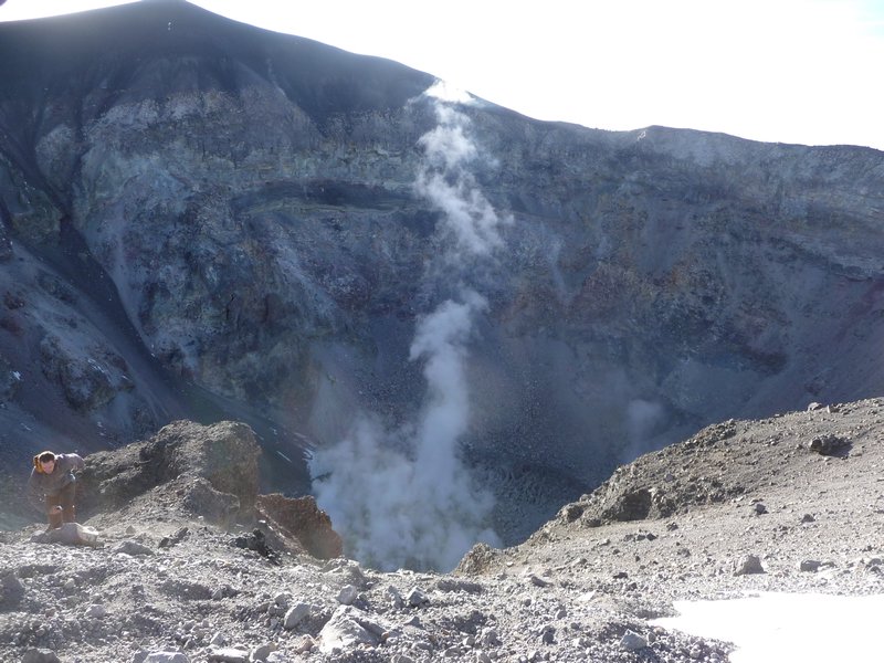 Aus dem Krater steigt schwefelhaltiger Dampf auf
