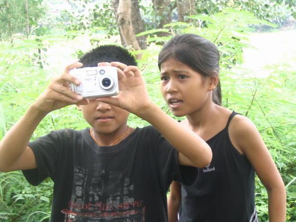 Kids am anderen Mekongufer...