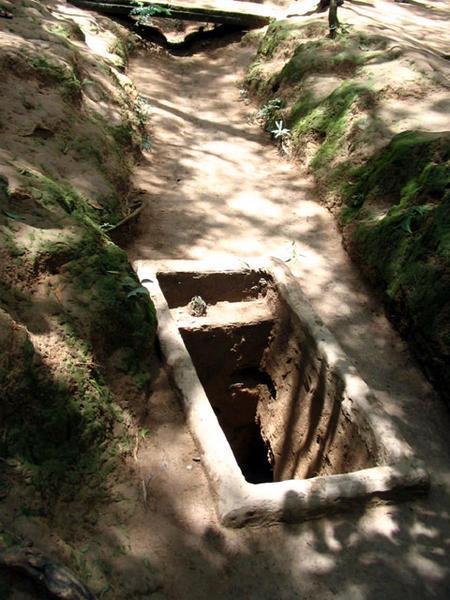 Schuetzengraben mit Eingang zu einem Tunnel