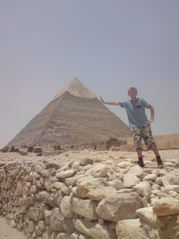 egy_joe leaning on pyramid