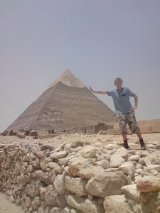 egy_joe leaning on pyramid
