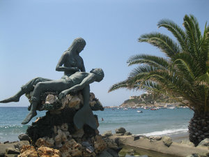 Kini beach statue