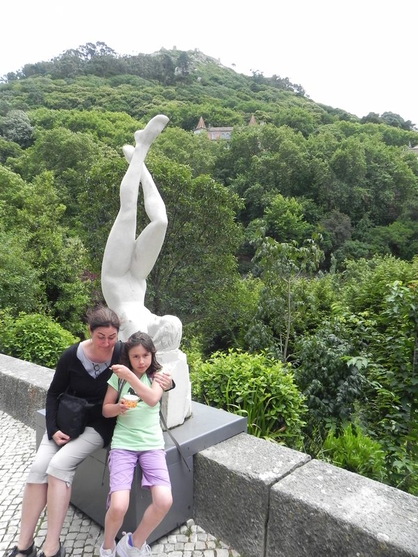 Marika and Kim by Sintra statue