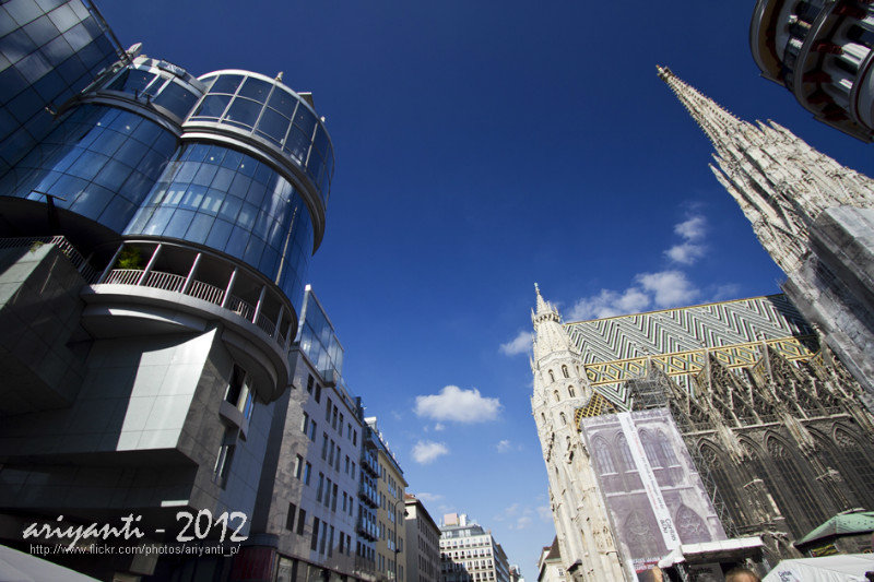 Contrast between Modern + Tradition - In front of Stephansdom