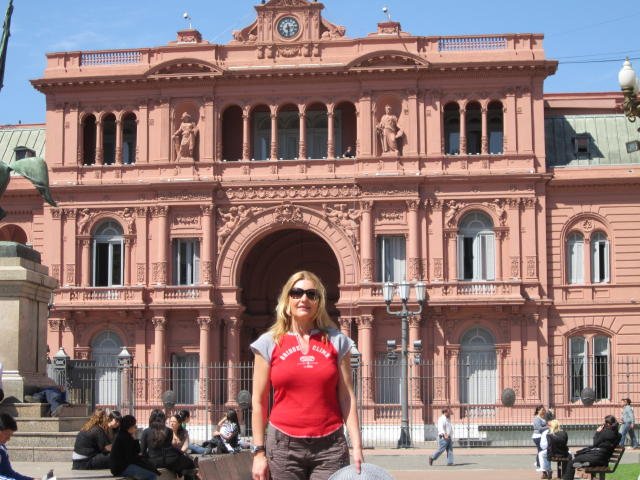 Shelley in front of the Casa Rosada
