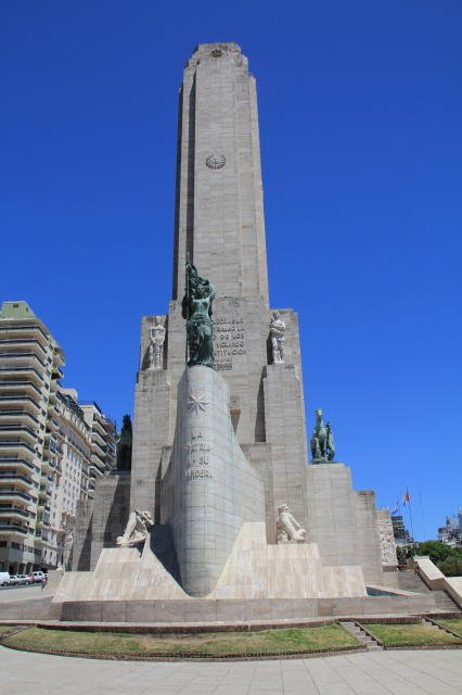 The view of the monumento from the riverside
