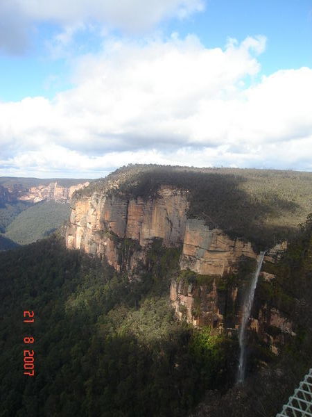a waterfall at the blue mountains