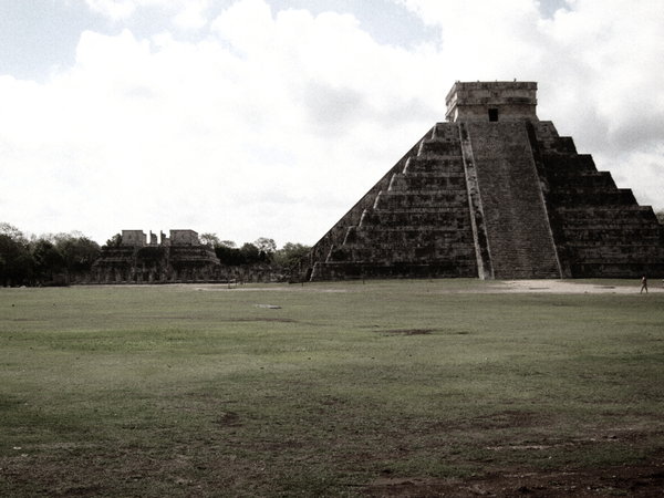 El Castillo with the Temple of the Warriors