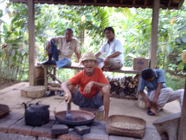 The man rost  their home made coffebeans