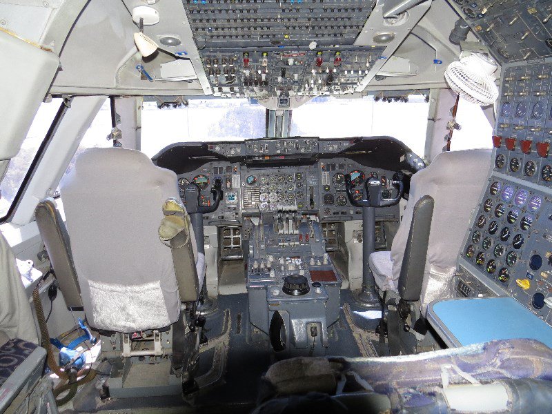 747 Cockpit 1