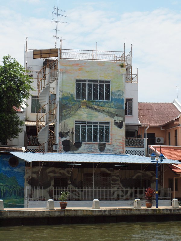 15- House painted - Maison peinte
