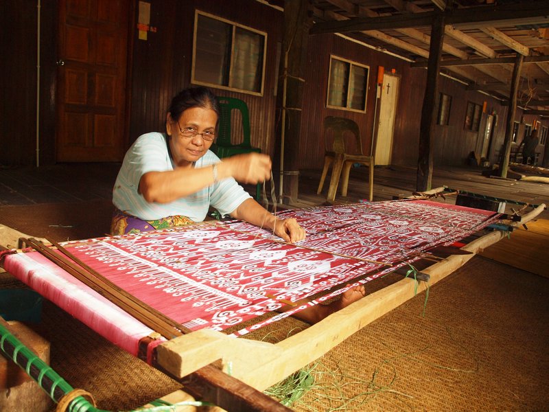 5- Woman weaving - Femme tissant