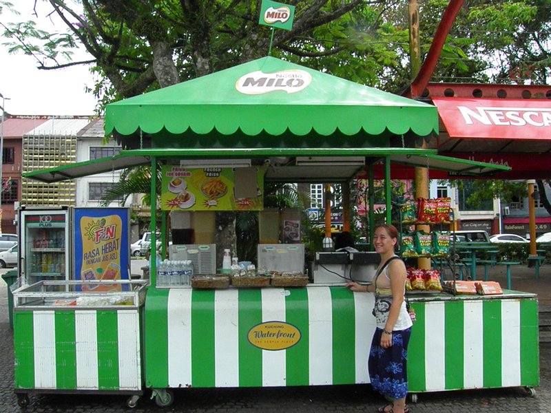 6-Buyinga fried icecream-en train d'acheter une glace frie