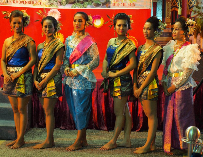 9-Lovely dancer in traditional dresses
