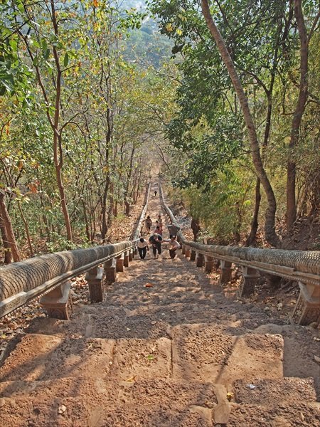 2-Going up to Banan temple