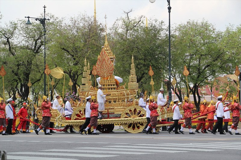 9-The small carriage with His Holiness the supreme Patriarch reciting prayers
