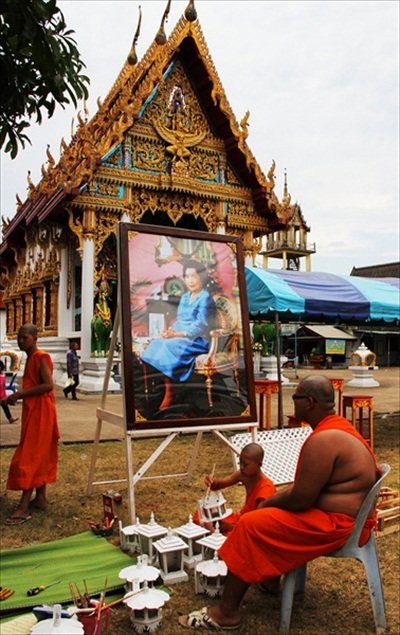 17-Monk in front of a portrait of the late princess