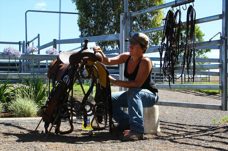 37-oiling the saddle