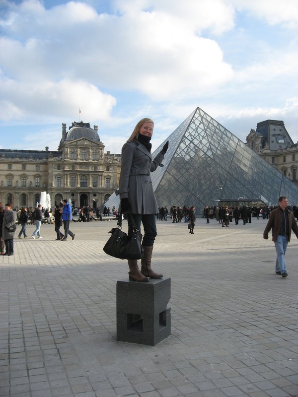 Leanne outside the Louvre
