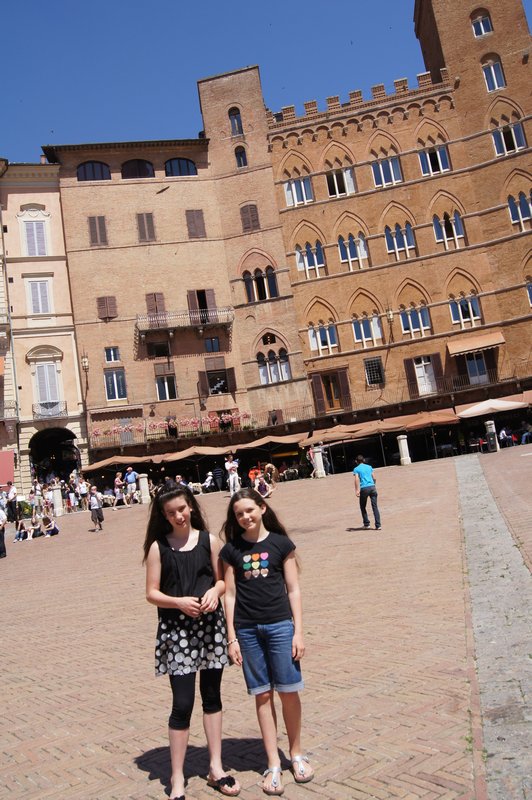 Isabel and Genevieve Piazza del Campo