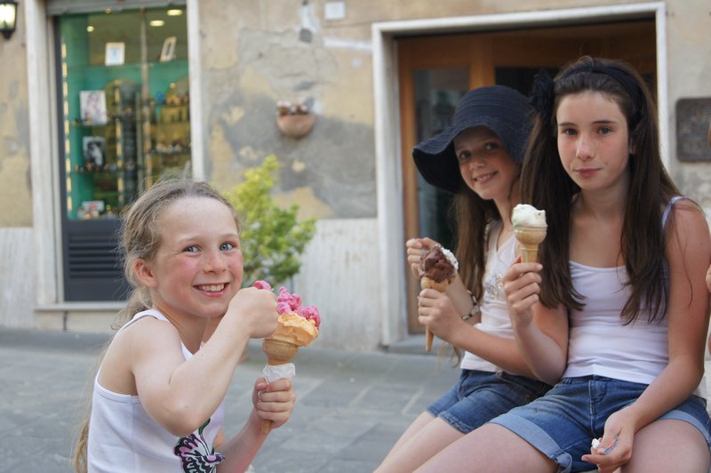 The girls, gelato in Asciano